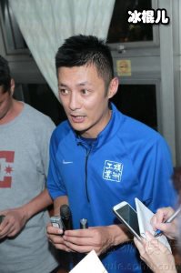 余文乐大骂停车场指挥员，被网友嫌弃