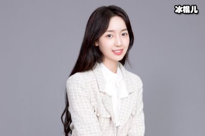 秦牛正威接受专访，面露微笑幽默十足资源开挂与女神合作