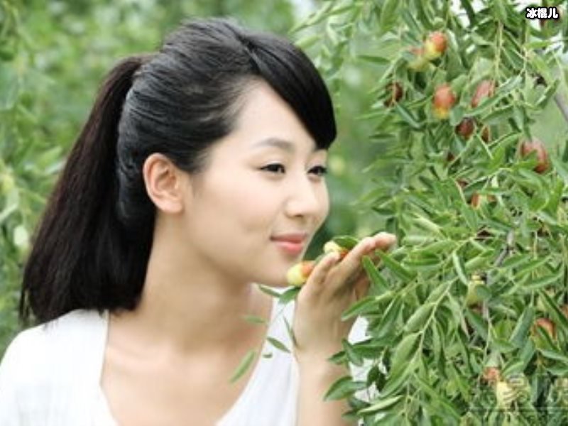 杨紫新剧杀青与吴亦凡片场互动，网友：欢乐真多