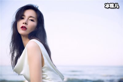 实力派女星刘敏在新剧中表现惊艳众人，旗袍扮相更是美艳