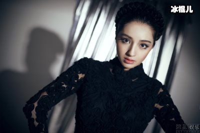 新疆姑娘麦迪娜不仅颜值高还能歌善舞，是一个全能艺人！