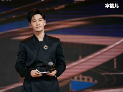 黄晓明父母照看小海绵，黄晓明运动爷爷照看孙子