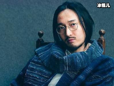 王传君齐溪与友人喝咖啡，并肩散步很温馨