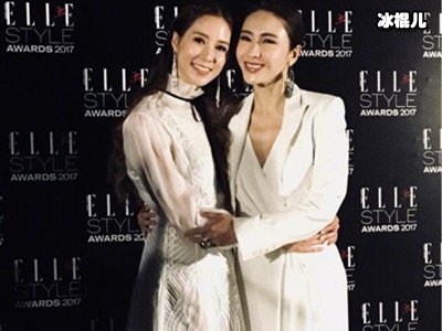 徐子淇和黎姿难得同框，同样穿白色套装，年龄真的相差11岁？