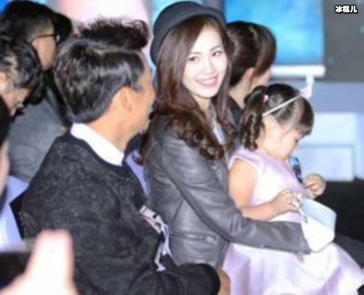 王宝强前妻遭男粉丝表白“马蓉我爱你”，大妈广场舞助阵很壮观