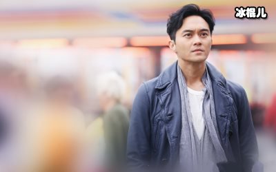 张智霖一家去沙滩游玩，父子俩在前面勾肩搭背袁咏仪被“冷落”