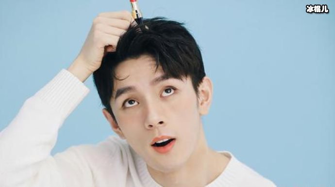 李佳琦烟民身份曝光被批人设崩塌，直播回应：不值得天天盯我