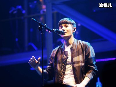 李荣浩第五次受伤坐轮椅，网友担心不已：写歌费腿吗？