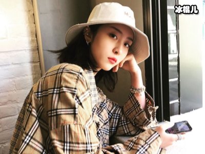 赵小棠素颜机场现身，摘口罩瞬间谁能不激动