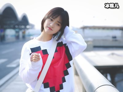 女星居家自拍：沈月张雪迎少女气息环绕