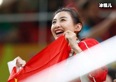 何雯娜女儿梦幻童话百日宴，何雯娜一家幸福合影破和婆婆不和言论