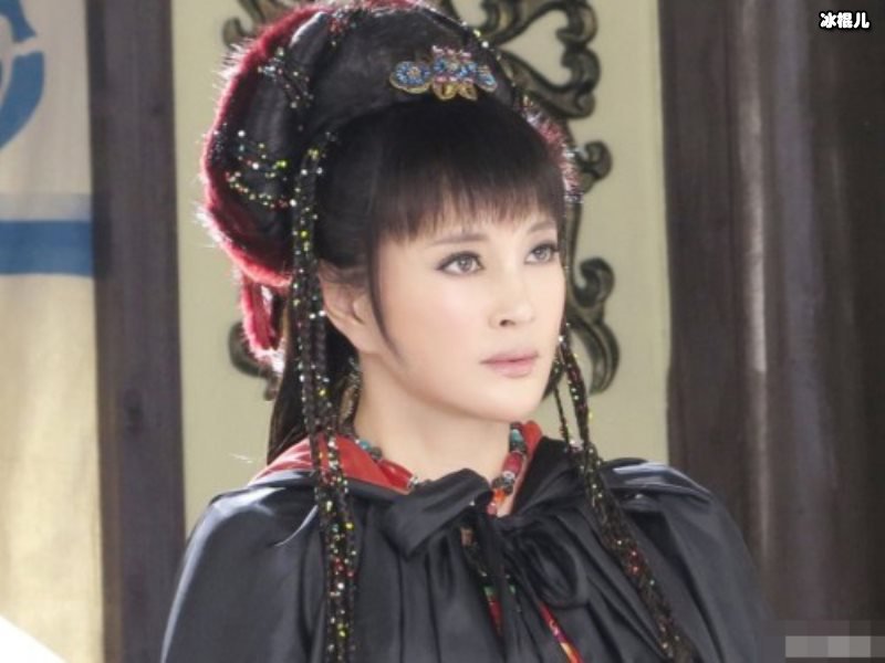 刘晓庆在家专心致志练习书法，完成作品受网友赞叹