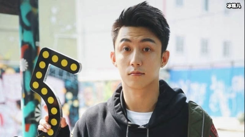 黄景瑜表示自己大小就崇拜军人，希望这个信仰能被支持