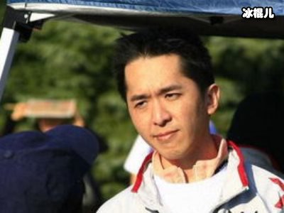 现实版“韦小宝”邓兆尊和三个女友逛街，网友直言：三观崩塌！