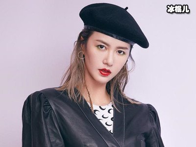 同届超女出身，当年的季军已是导师，冠军的她却仍是选手