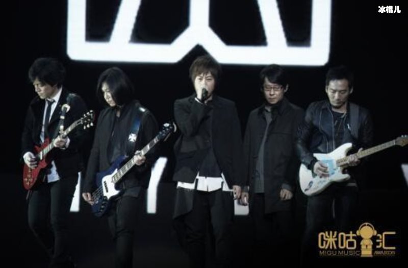 五月天线上演唱会如期而至，现场摆放的荧光棒让粉丝感动不已