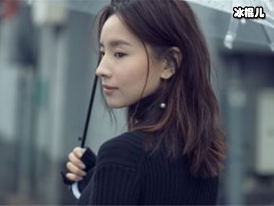 董洁淡妆女神范现身机场，女儿背带裙尽显可爱