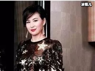 何超琼出现在殡仪馆，一身素衣很是低调同时拒绝回应葬礼细节