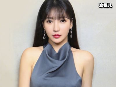 柳岩化美妆在庭院和侄女爱宠玩耍，一身碎花裙尽显少女气息