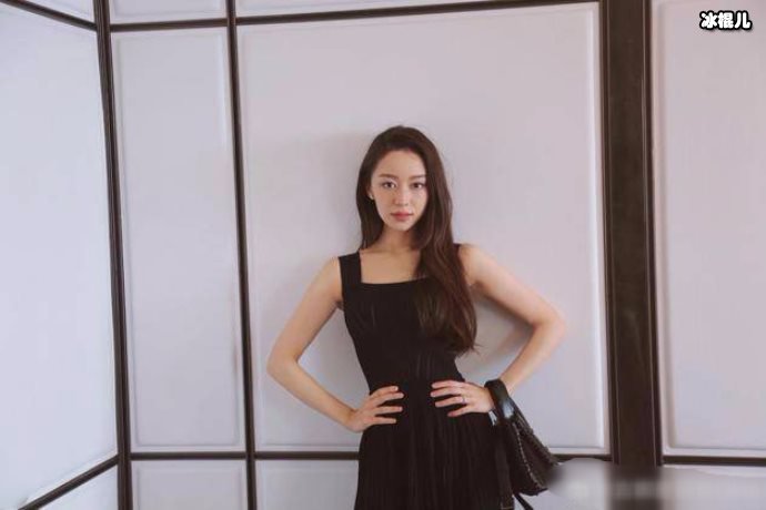 吉娜和婆婆两人关系特别好，犹如闺蜜一样花甲的婆婆如此漂亮