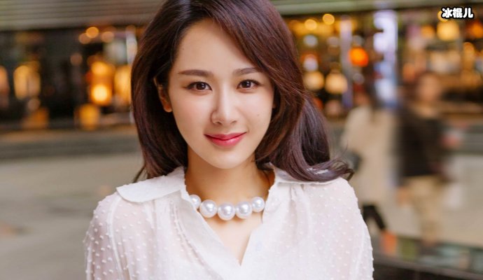 杨紫的“贝雷帽”火了，一件简单的棕色皮衣马甲就穿出了女王范