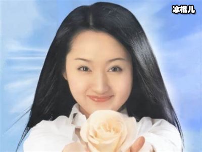 杨钰莹文艺范儿尽显，阅读书籍心态年轻