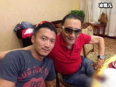 84岁谢贤参加老友葬礼，神情虚弱似乎已经不太健康