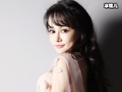冉莹颖为大儿子庆生，老三女生装扮抢镜网友质疑是男是女