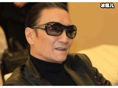谢贤现身好友追悼会，身体虚弱需拄拐杖老年斑明显