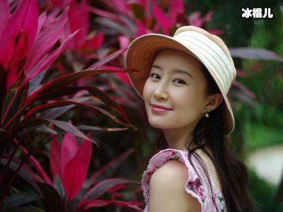 舒畅晒出自拍美照一身粉红色毛衣，气质温婉恬静