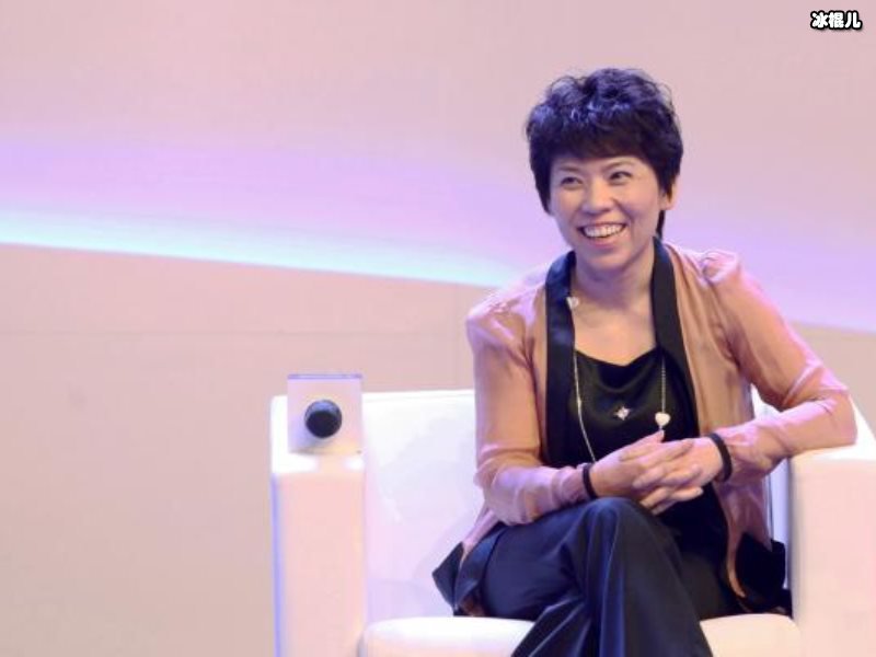 知名女星跌倒后大发脾气，怒对奥运冠军邓亚萍网友：你配吗