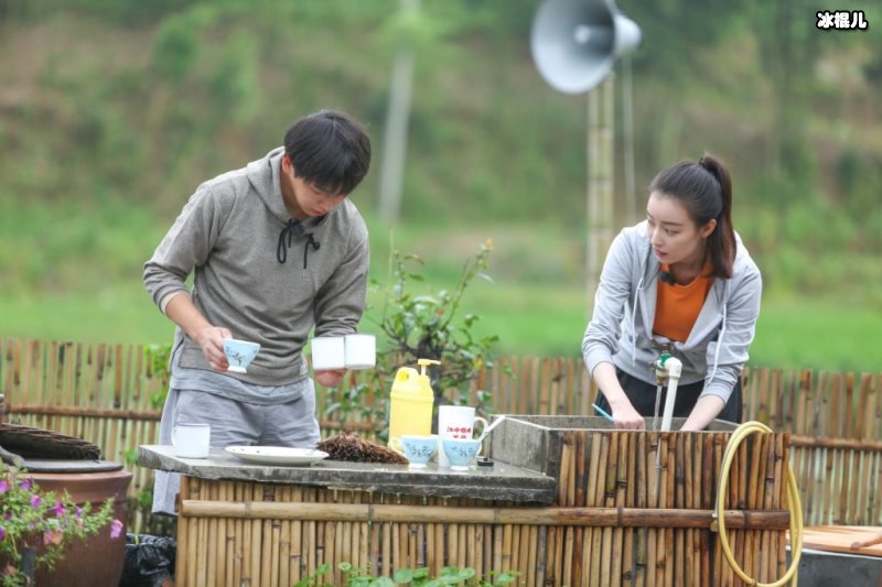 向往的生活广告植入新方式，看见背上的字条网友：金钱的味道