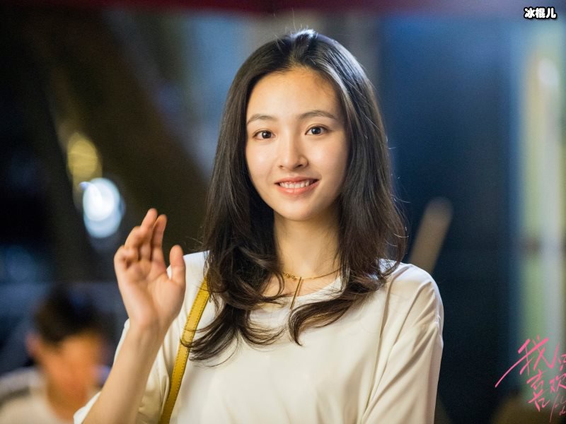 吴倩直播无名指戴戒指，被网友猜测是不是好事将近