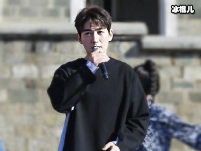 朱一龙唱歌时的专用手势，“犹抱琵琶半遮面”，颜值太撩人
