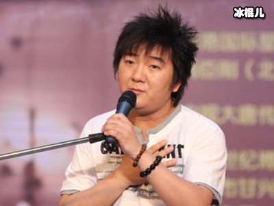 他靠一首歌火遍大江南北，版权费拿到手软，出门有豪车代步