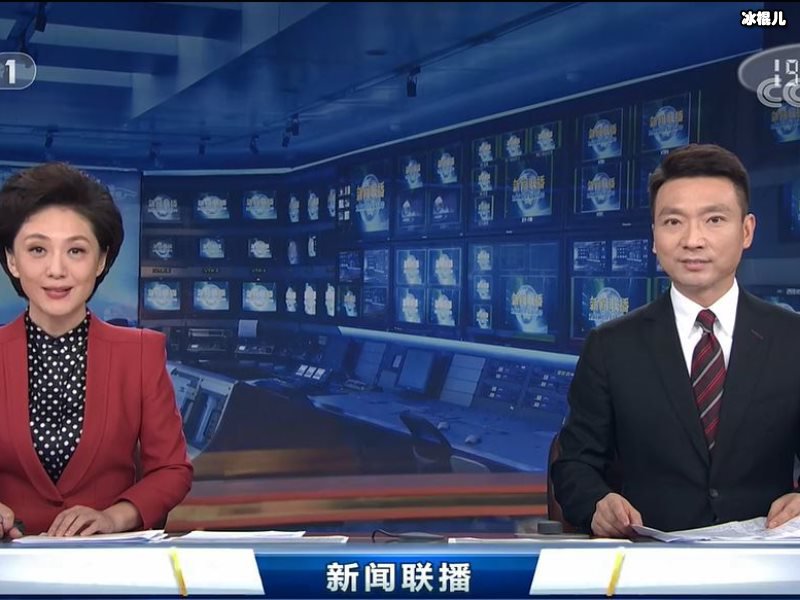 主持《新闻联播》32年零失误的他！今六十岁独身坐街头吃冰棍