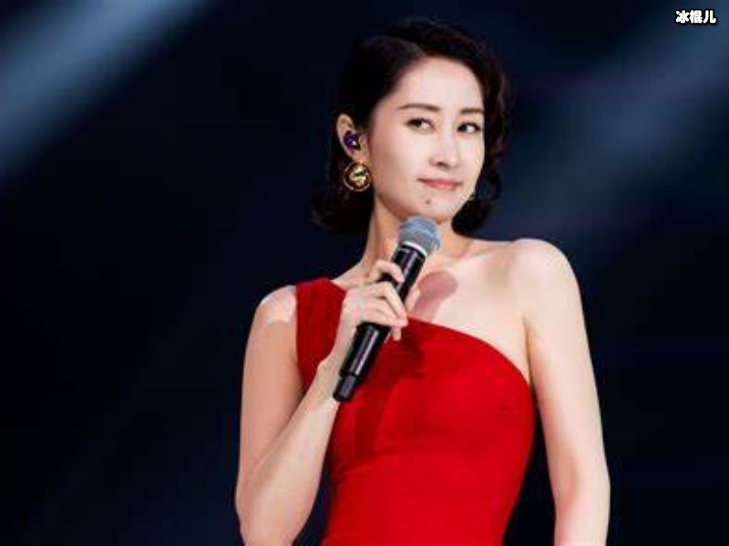 刘敏涛粉嫩装扮登场，看上去是高冷大姐但性格很接地气