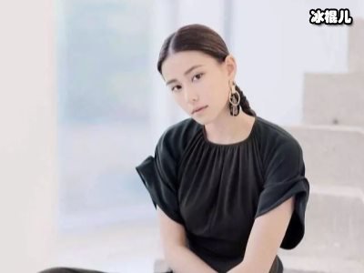 何超莲窦骁被拍，男方拿饮料领路，赌王女婿不容易