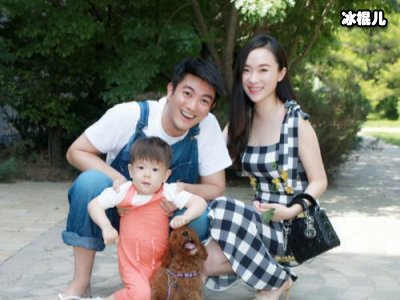 霍思燕公共场合抽电子烟，杜江陪同一家三口齐亮相！
