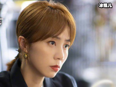 孙莉晒两个女儿合影，多多亮色指甲油十分抢眼