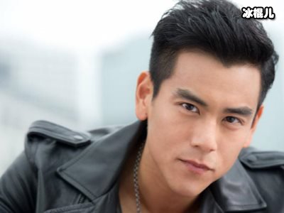 彭于晏的发际线也开始上移？机场现身造型依旧帅气