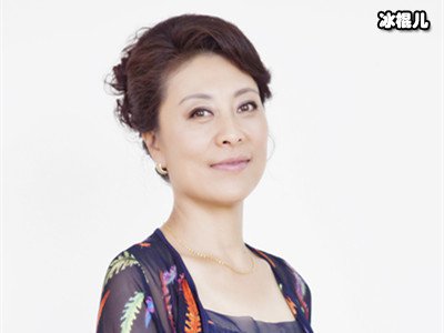 她曾是金鸡奖影后，产后5个月离婚了，今和女儿过得幸福