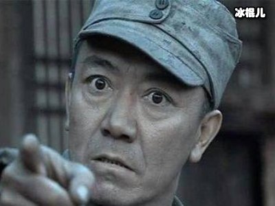 新版《亮剑》遭网友吐槽，演员们涂发蜡秀琴结婚居然吃猪肉新版