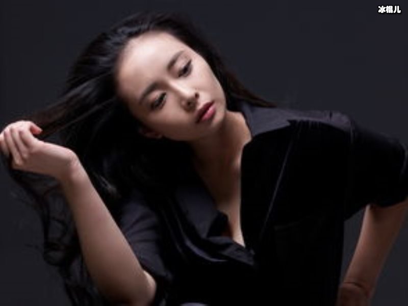 高叶出道许久一直不温不火，这次新剧出演性感女上司很是惊艳