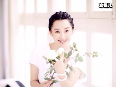 网友偶遇许晴乘坐高铁把袜子当眼罩用，自信到素颜出镜不画眉毛