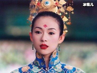章子怡带二胎儿子医院检查，产后身材恢复太迅速