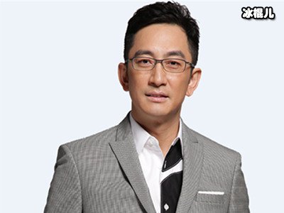 他43岁娶小21岁娇妻，7年被败光上亿家产，今与女儿过得如何？