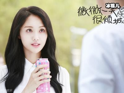 郑爽录综艺手机掉湖里，一旁王鹤棣急坏本人却超淡定