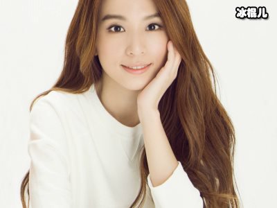 田馥甄明媚阳光下爬山，穿着一身休闲装气质清新甜美