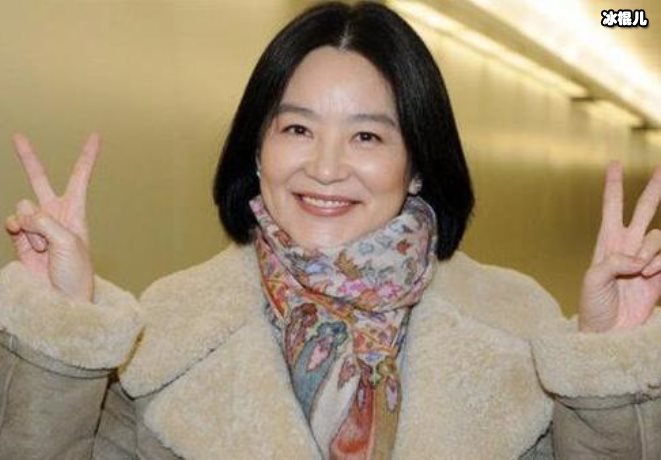 林青霞女儿近照曝光，身材臃肿小肚腩肥大网友：没继承母亲颜值